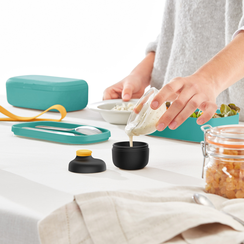 Lekue To Go – szczelny pojemnik na sos 50 ml z dziobkiem do nalewania. Idealny do pracy, szkoły i podróży. Bez BPA, do mikrofalówki i zmywarki