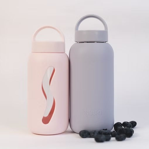 Jasnoróżowa butelka Muuki 500 ml odporna na zarysowania i zmiany temperatury