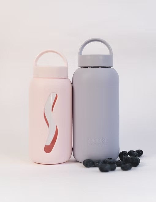 Jasnoróżowa butelka Muuki 500 ml odporna na zarysowania i zmiany temperatury