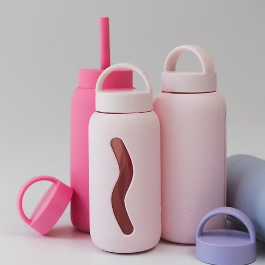 Butelka Muuki Mini Marshmallow z silikonowym rękawem chroniącym przed stłuczeniem