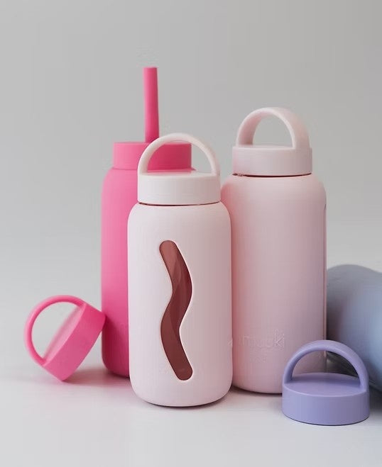 Butelka Muuki Mini Marshmallow z silikonowym rękawem chroniącym przed stłuczeniem