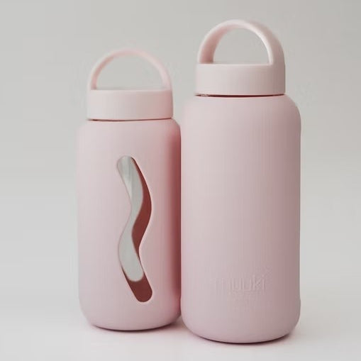 Szklany bidon Muuki Mini 500 ml w odcieniu pudrowego różu, idealny do pracy, szkoły i na trening