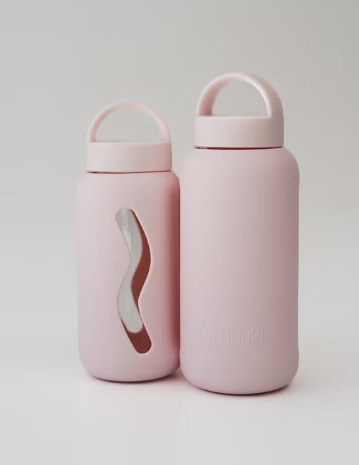 Szklany bidon Muuki Mini 500 ml w odcieniu pudrowego różu, idealny do pracy, szkoły i na trening