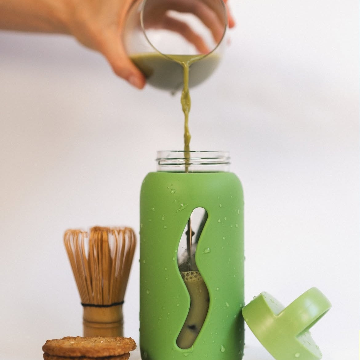 Jasnozielona szklana butelka 500 ml Muuki Pure Matcha
