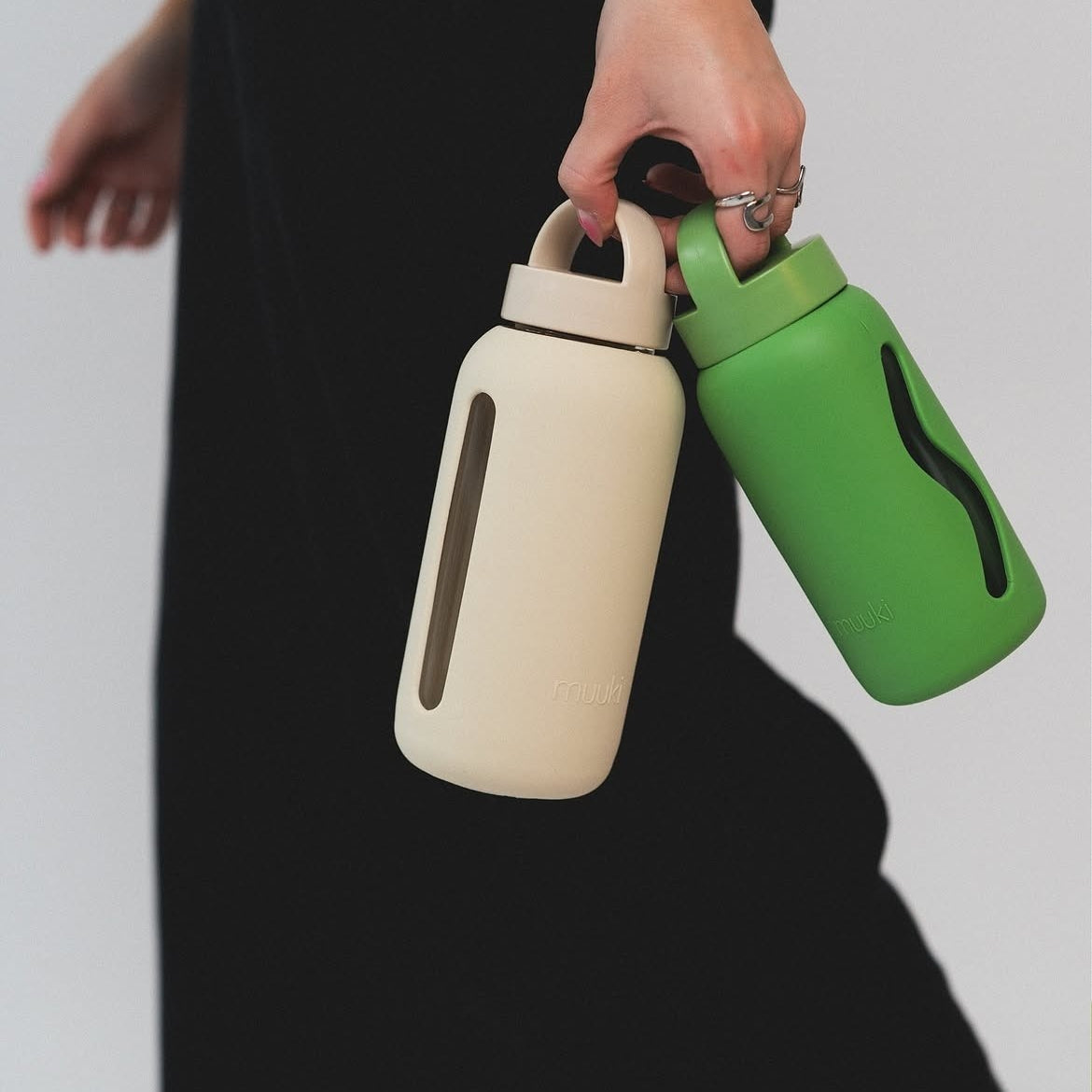 Muuki Mini Bottle Pure Matcha – szklana butelka w silikonowym etui