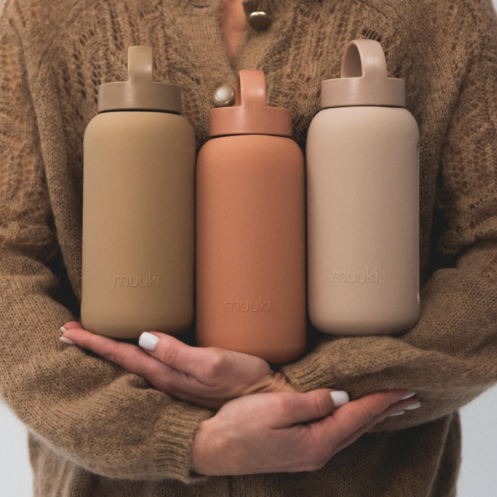 Muuki 720 ml Canyon Clay – szklana butelka z uchwytem i silikonowym rękawem