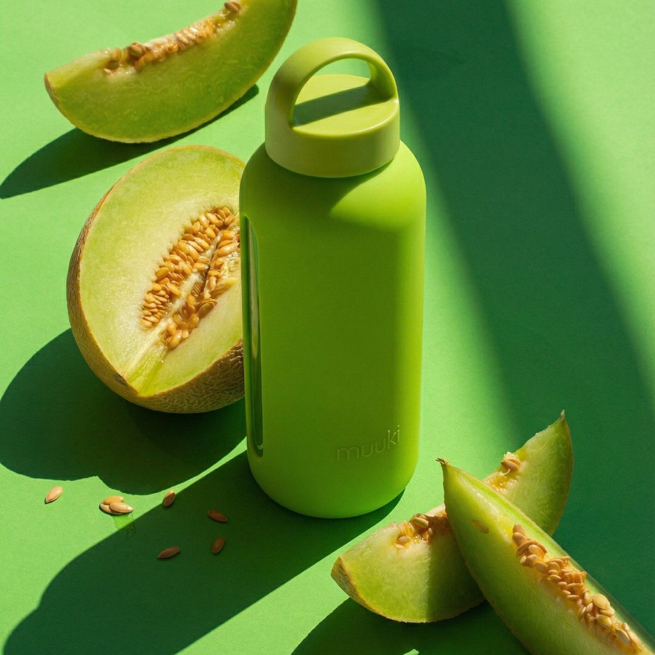 Szklana butelka motywacyjna Muuki 0,72 l w intensywnym limonkowym odcieniu