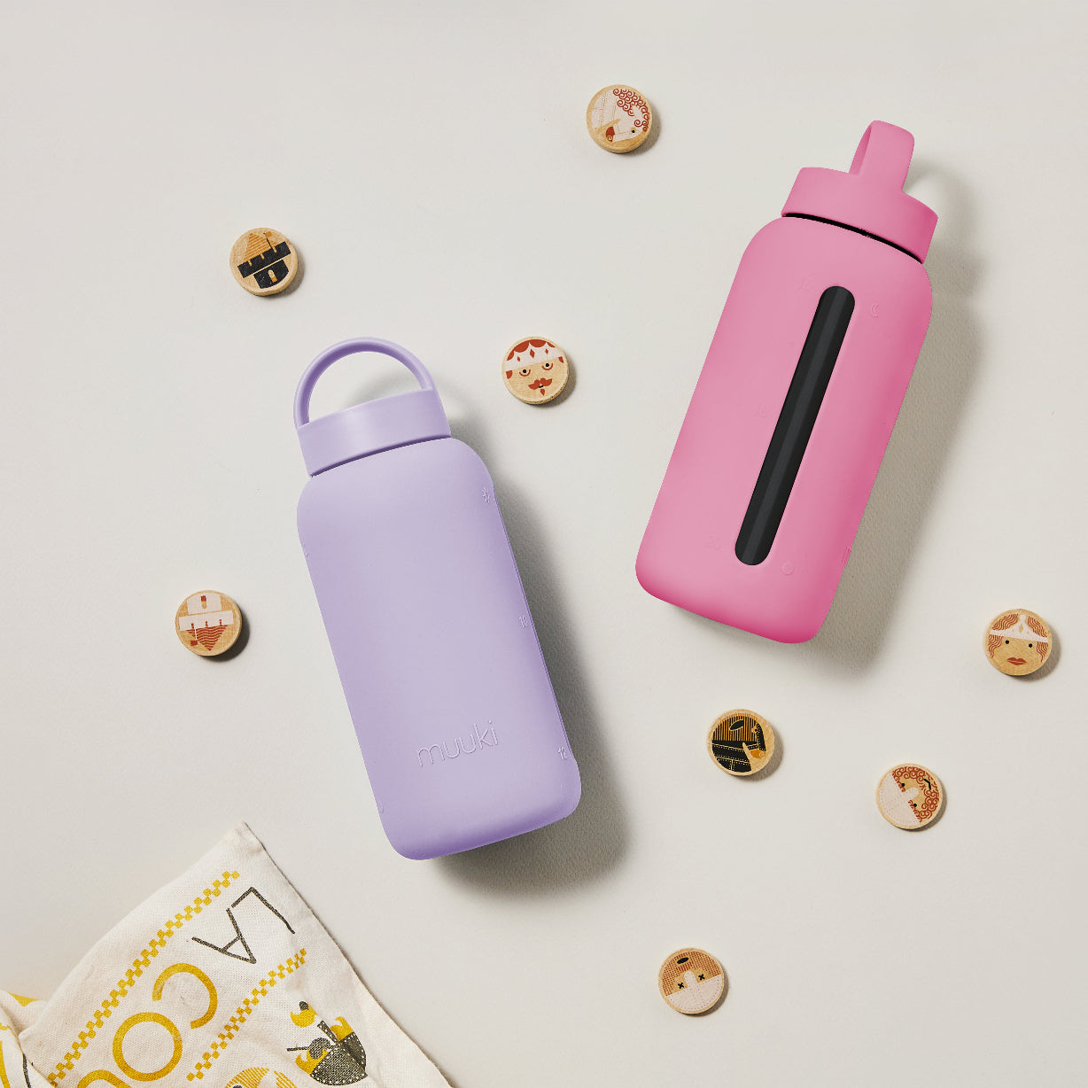 Pastelowo-fioletowa butelka na wodę Muuki Pastel Lilac z matowym etui silikonowym