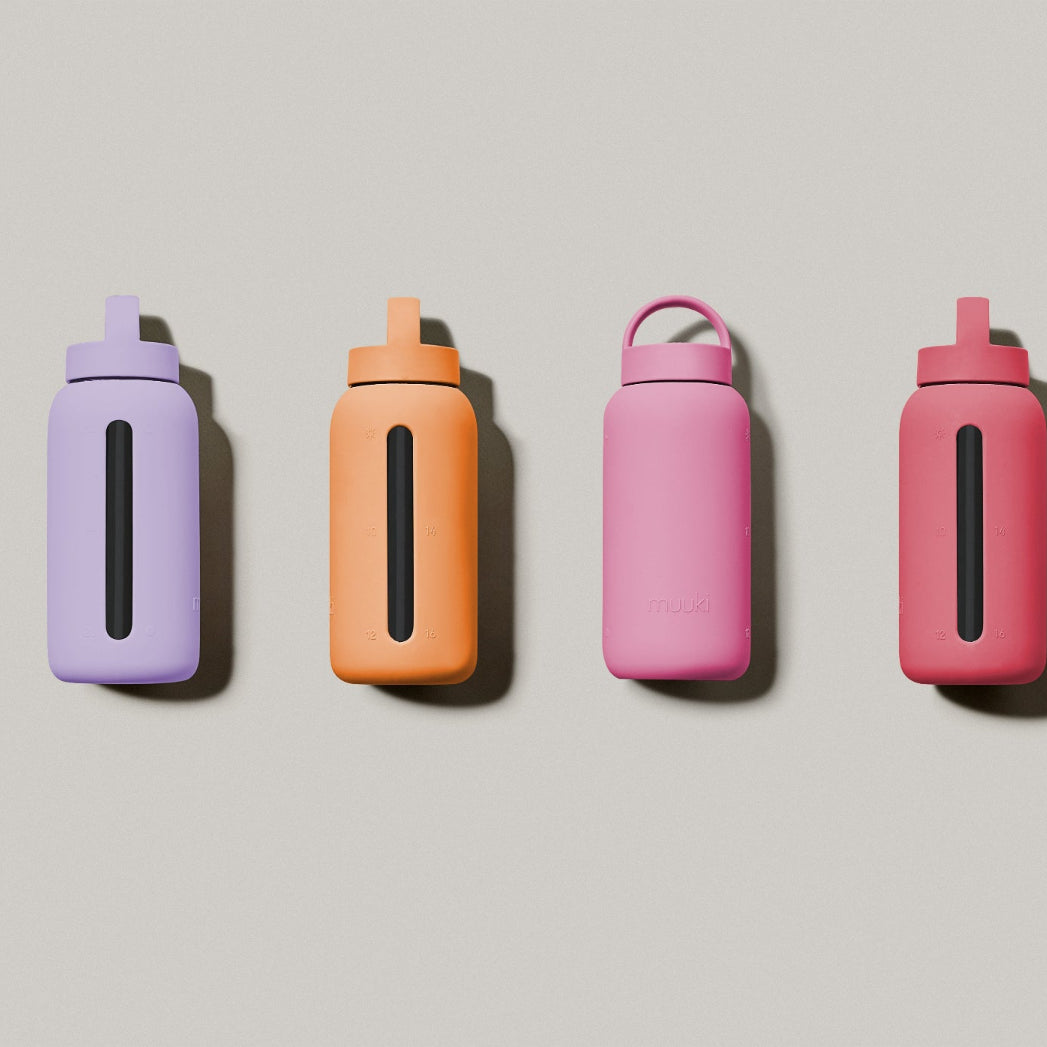 Szklana butelka Muuki 720 ml z uchwytem przy zakrętce, łatwa do noszenia w dłoni i torebce