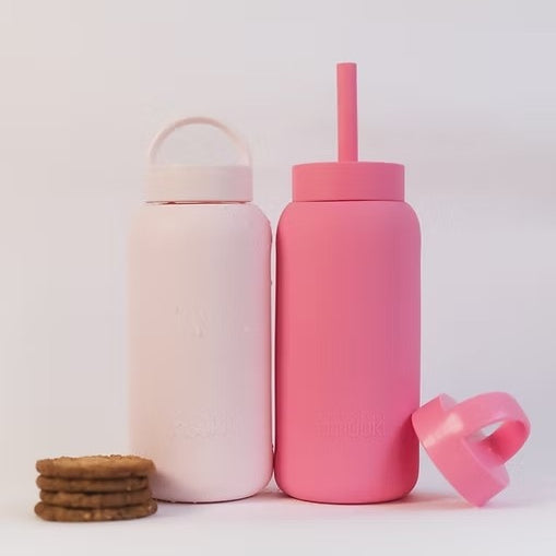 Minimalistyczna butelka na wodę Muuki w kolorze Marshmallow, idealna do biura i na trening