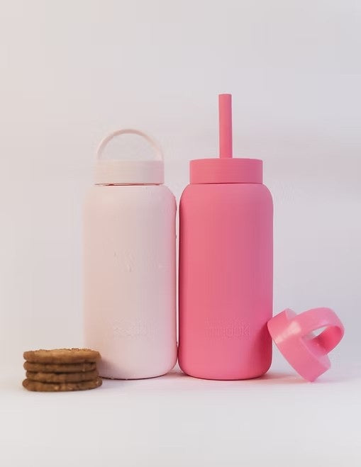 Minimalistyczna butelka na wodę Muuki w kolorze Marshmallow, idealna do biura i na trening