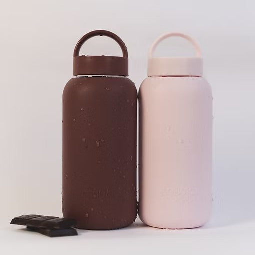 Butelka Muuki 720 ml w kolorze Chcolate Plum ze szkła borokrzemowego w silikonowym etui