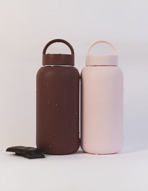 Butelka Muuki 720 ml w kolorze Chcolate Plum ze szkła borokrzemowego w silikonowym etui
