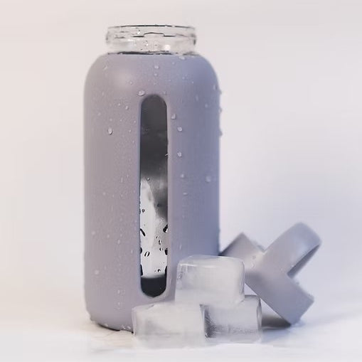 Ekologiczna butelka szklana 720 ml Muukiw niebieskim silikonowym etui