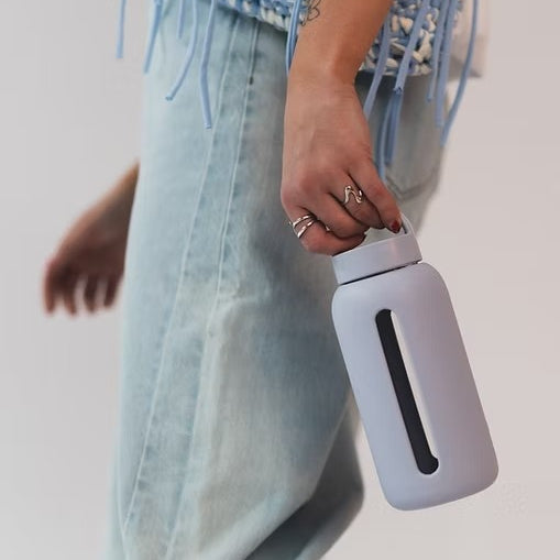 Muuki Daily Bottle – niebieska butelka wielorazowa z motywacyjną podziałką godzinową i uchwytem