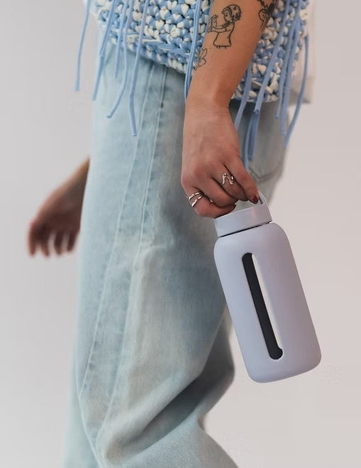 Muuki Daily Bottle – niebieska butelka wielorazowa z motywacyjną podziałką godzinową i uchwytem
