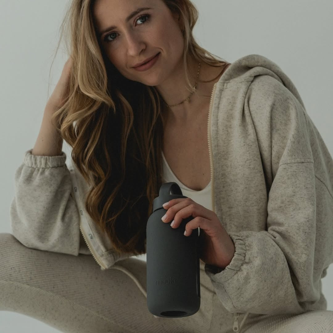 Butelka Muuki 720 ml Smoke Grey z podziałką godzinową na silikonie monitorującą nawodnienie