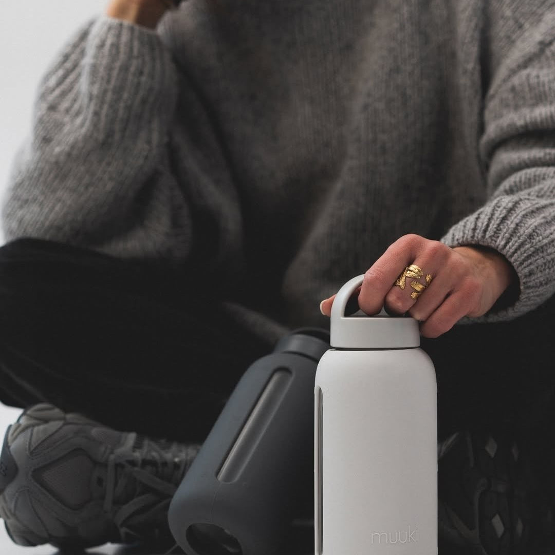 Muuki Daily Bottle Smoke Grey – butelka ze szkła borokrzemowego odpornego na zmiany temperatury