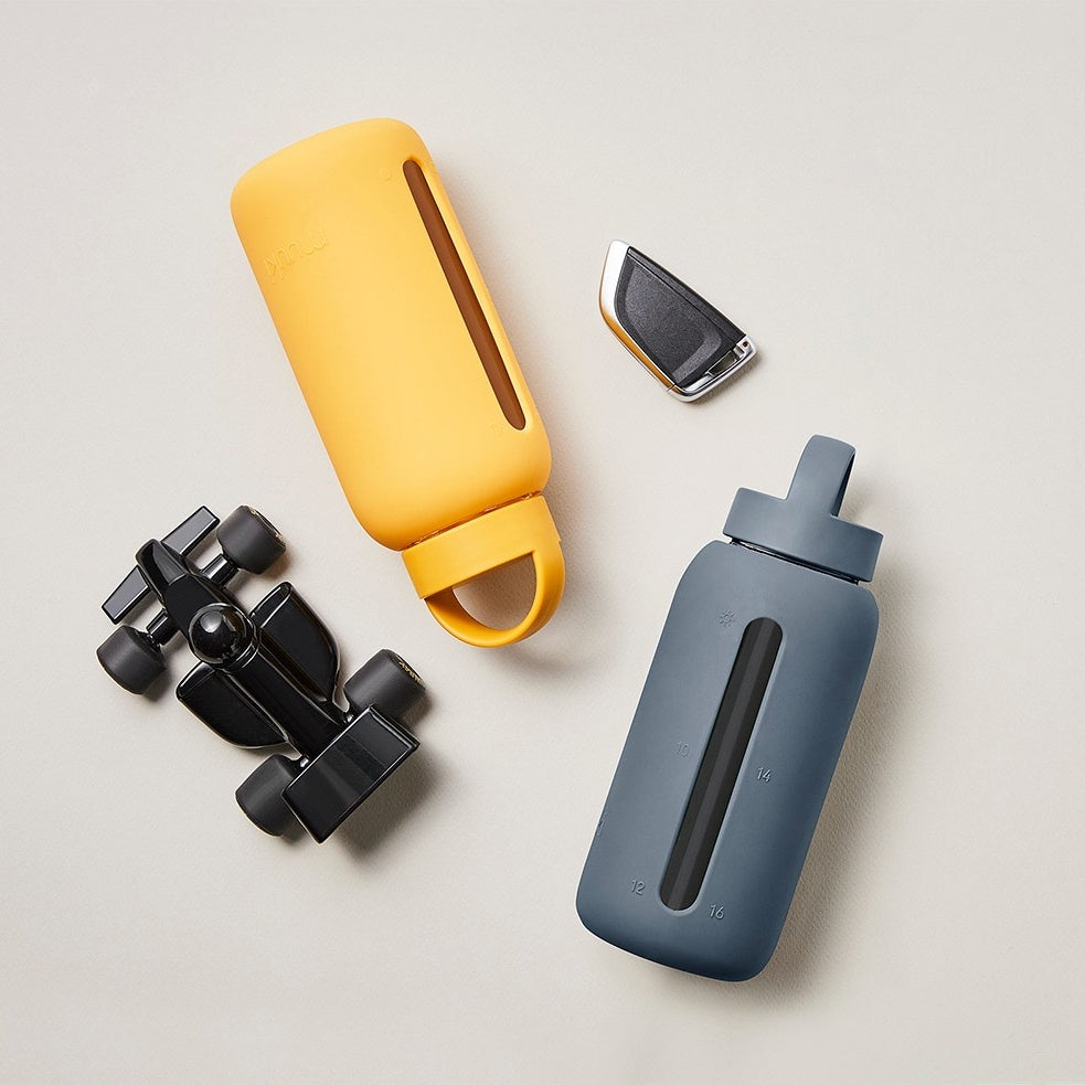 Szara butelka na wodę Muuki Daily Bottle 720 ml z uchwytem i minimalistycznym designem