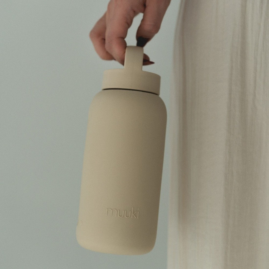 Stylowa beżowa butelka na wodę dla kobiet Muuki 720 ml w stylu nude
