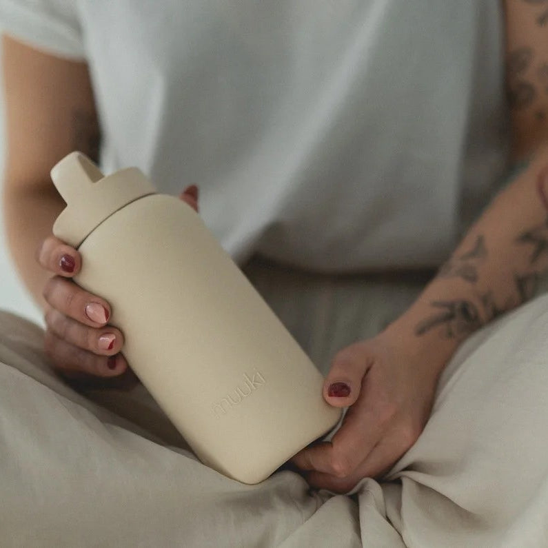 Lekka butelka borokrzemowa Muuki Daily Summer Sand z silikonowym etui