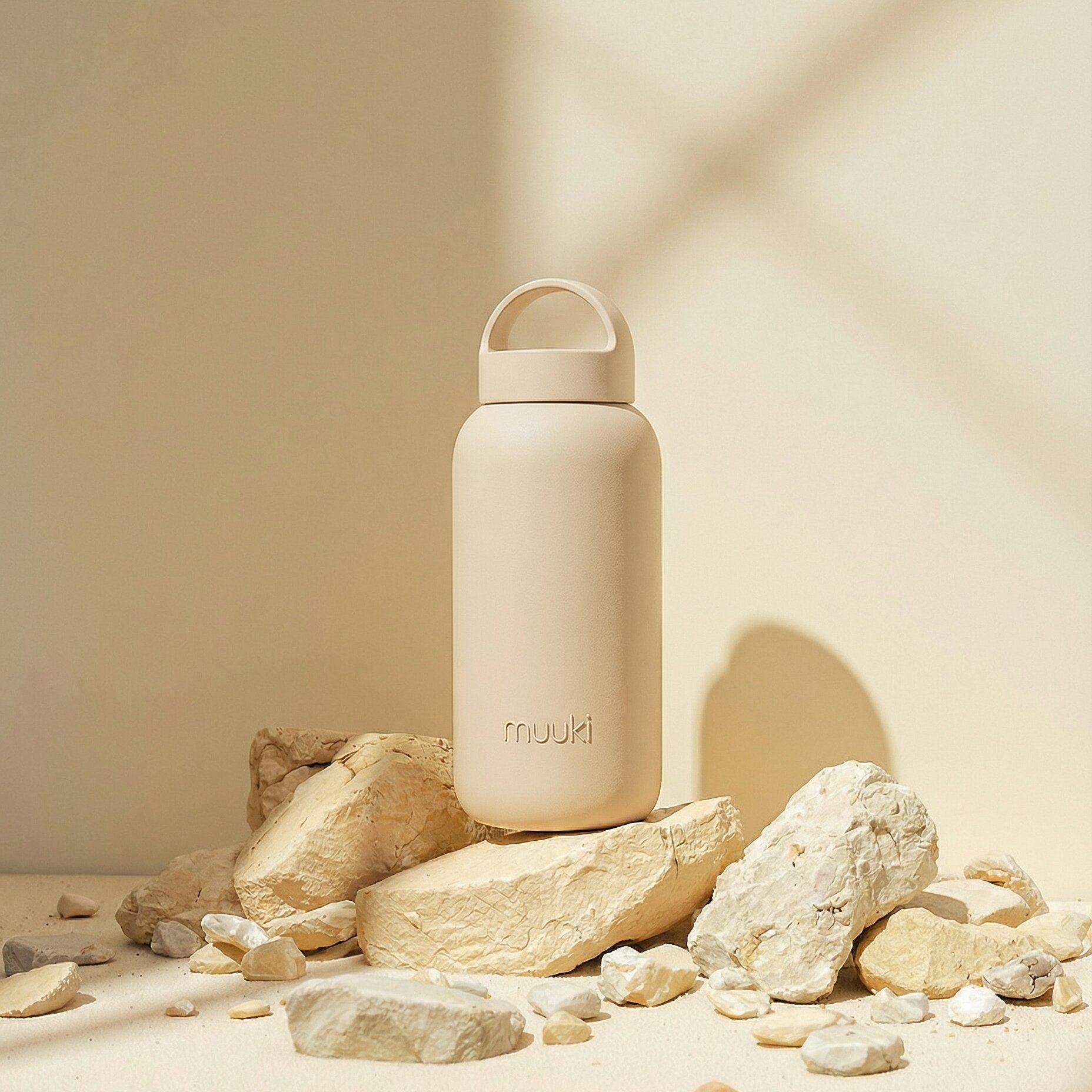 Muuki 720 ml Summer Sand – szklana butelka z uchwytem i silikonowym rękawem