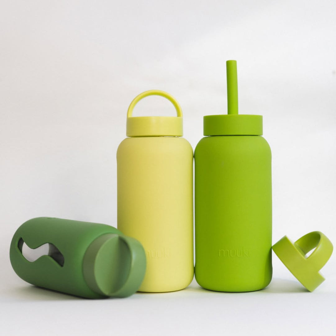 Muuki 720 ml Sunny Lemonade – butelka z uchwytem i silikonowym rękawem