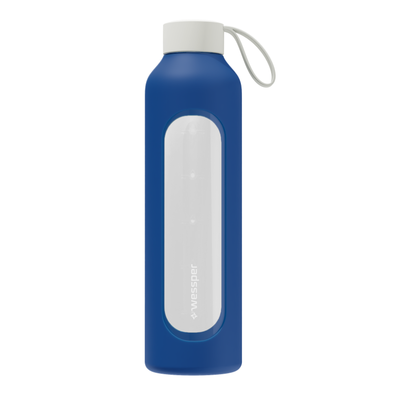 Wessper Borosilicate Blue – niebieska, szklana butelka motywacyjna 1 l. Szkło borokrzemowe, silikonowe etui, szczelna zakrętka, miarka godzinowa, do zimnych i gorących napojów.