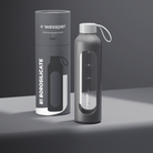 Wessper Borosilicate Cool Grey – szara, szklana butelka motywacyjna 1 l. Szkło borokrzemowe, silikonowe etui, szczelna zakrętka, miarka godzinowa, bez BPA, do zimnych i gorących napojów.