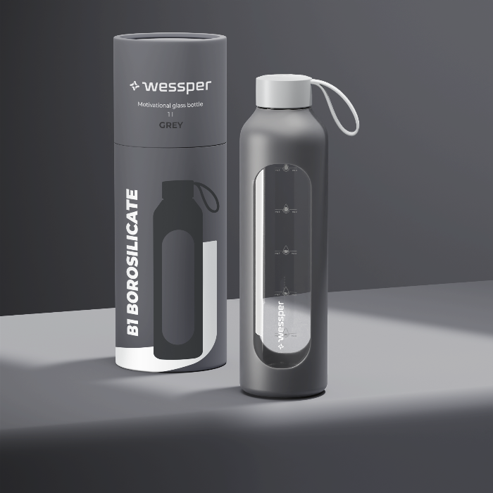 Wessper Borosilicate Cool Grey – szara, szklana butelka motywacyjna 1 l. Szkło borokrzemowe, silikonowe etui, szczelna zakrętka, miarka godzinowa, bez BPA, do zimnych i gorących napojów.