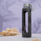 Wessper Borosilicate Cool Grey – szara, szklana butelka motywacyjna 500 ml. Szkło borokrzemowe, silikonowe etui, szczelna zakrętka, miarka godzinowa, bez BPA, do zimnych i gorących napojów.