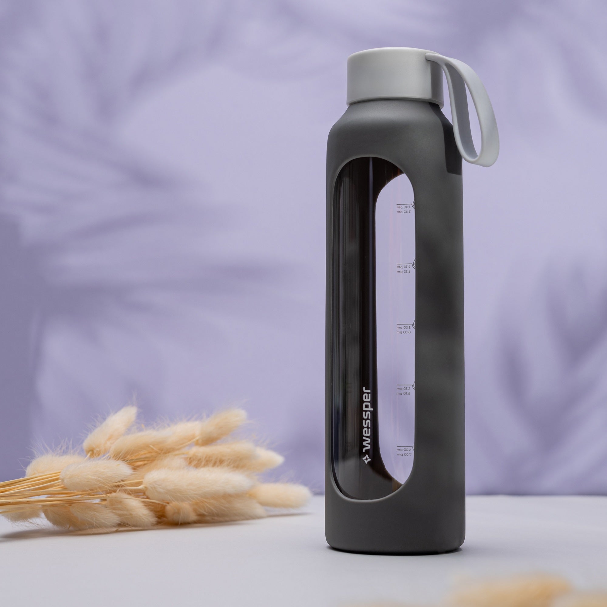 Wessper Borosilicate Cool Grey – szara, szklana butelka motywacyjna 500 ml. Szkło borokrzemowe, silikonowe etui, szczelna zakrętka, miarka godzinowa, bez BPA, do zimnych i gorących napojów.