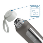 Wessper Borosilicate Cool Grey – szara, szklana butelka motywacyjna 500 ml. Szkło borokrzemowe, silikonowe etui, szczelna zakrętka, miarka godzinowa, bez BPA, do zimnych i gorących napojów.