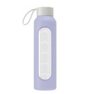 Wessper Borosilicate Lavender – fioletowa, szklana butelka motywacyjna 500 ml. Szkło borokrzemowe, silikonowe etui, szczelna zakrętka, miarka godzinowa, bez BPA, do zimnych i gorących napojów.