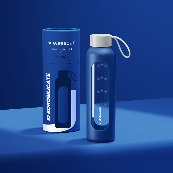 Wessper Borosilicate Navy Blue – niebieska, szklana butelka motywacyjna 500 ml. Szkło borokrzemowe, silikonowe etui, szczelna zakrętka, miarka godzinowa, bez BPA, do zimnych i gorących napojów.