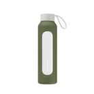 Wessper Borosilicate Olive – zielona, szklana butelka motywacyjna 500 ml. Szkło borokrzemowe, silikonowe etui, szczelna zakrętka, miarka godzinowa, bez BPA, do zimnych i gorących napojów.