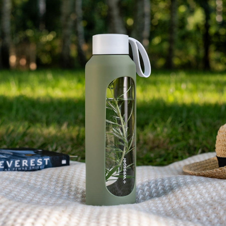 Wessper Borosilicate Olive – zielona, szklana butelka motywacyjna 500 ml. Szkło borokrzemowe, silikonowe etui, szczelna zakrętka, miarka godzinowa, bez BPA, do zimnych i gorących napojów.