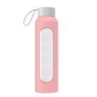 Wessper Borosilicate Pink – róźowa, szklana butelka motywacyjna 500 ml. Szkło borokrzemowe, silikonowe etui, szczelna zakrętka, miarka godzinowa, bez BPA, do zimnych i gorących napojów.
