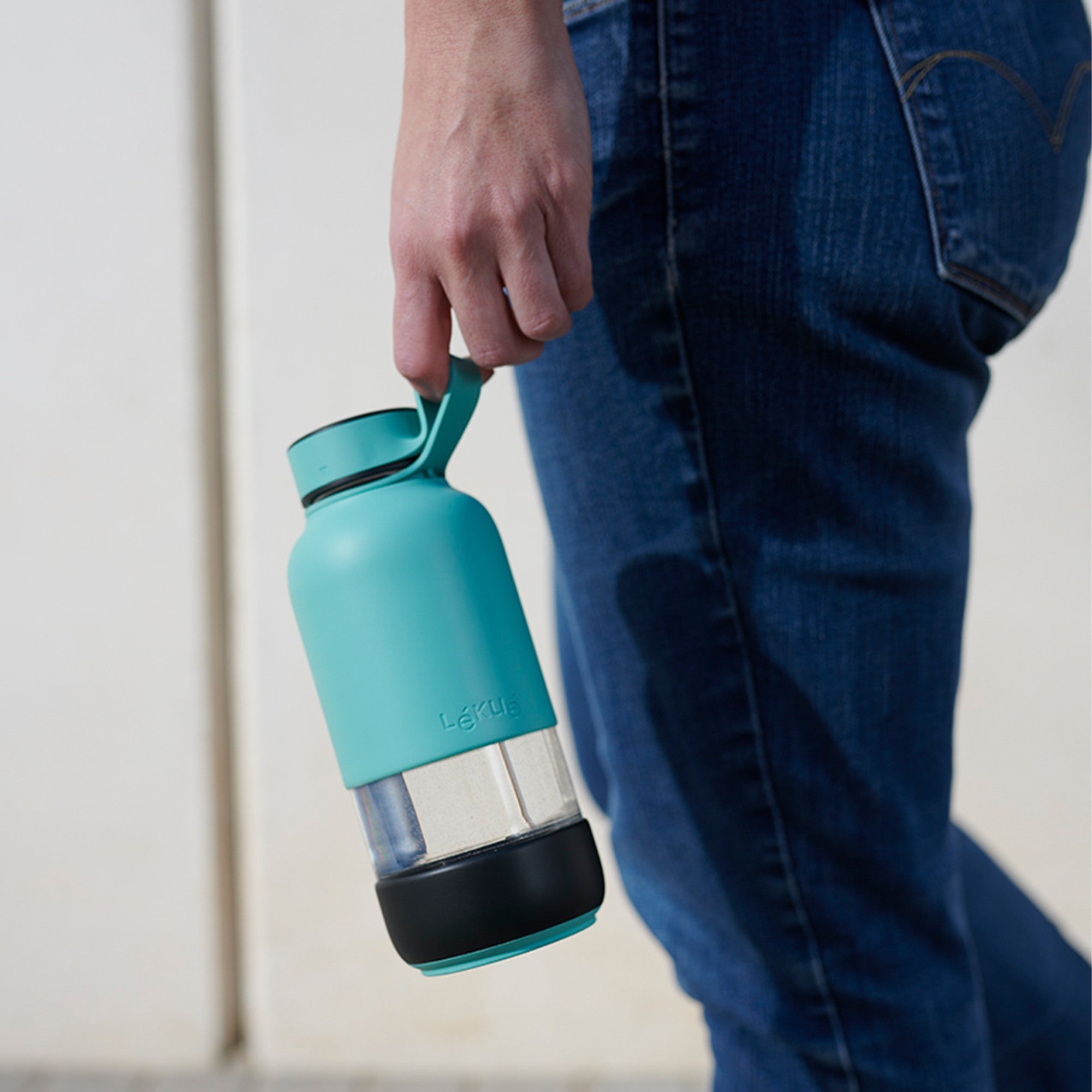 Szklana butelka Lekue To Go 500 ml w turkusowym kolorze – do pracy, szkoły i na trening.