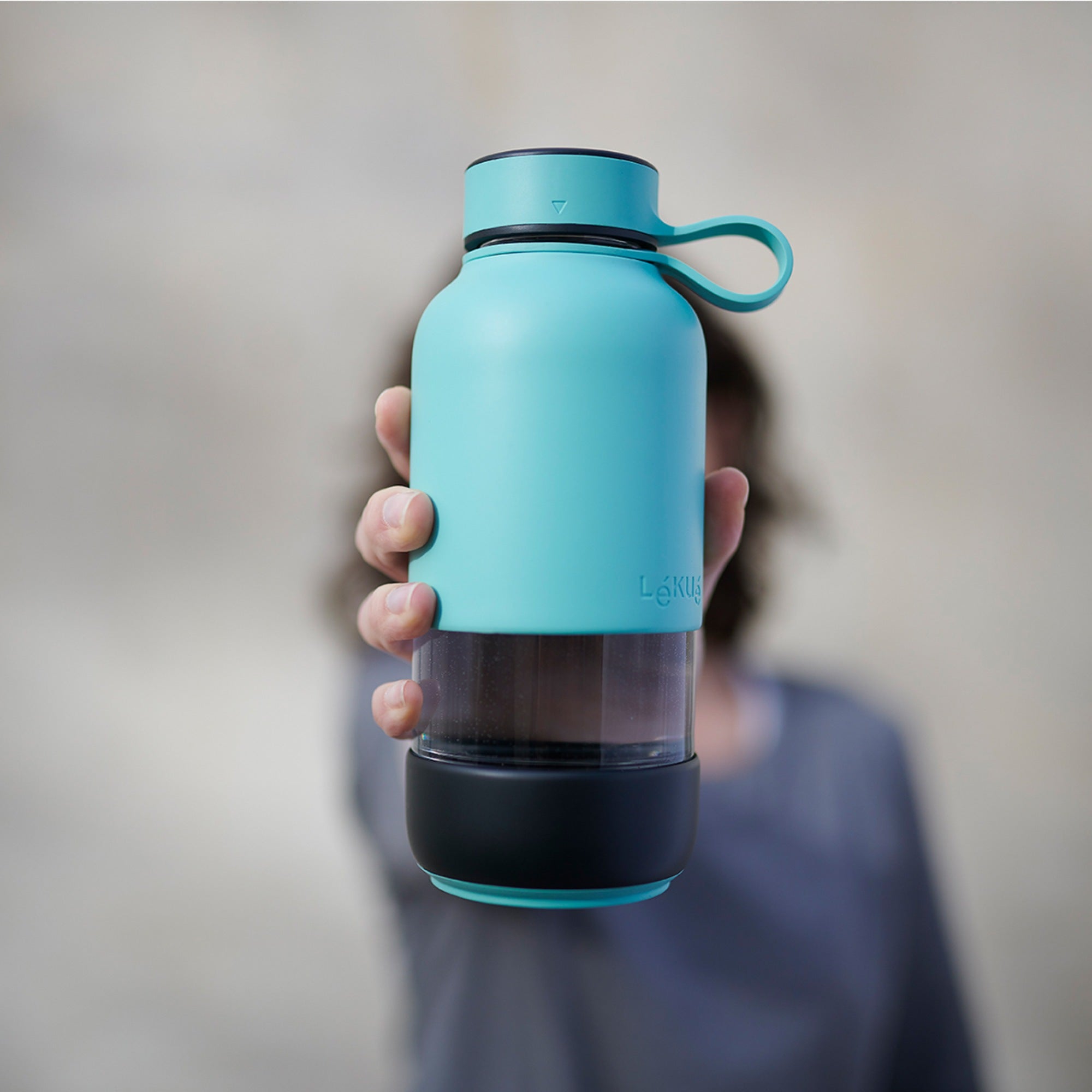 Szklana butelka Lekue To Go 500 ml w turkusowym kolorze – do pracy, szkoły i na trening.