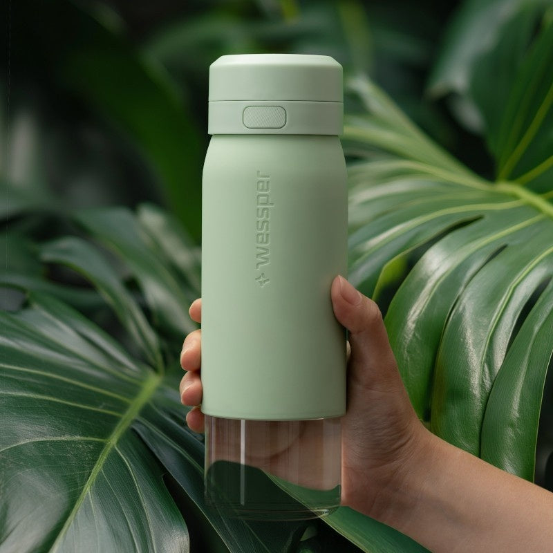 Wessper B2 GLASS Actitex™ 700 ml – szklana butelka filtrująca, redukuje chlor, szczelna, z licznikiem filtra, miętowa