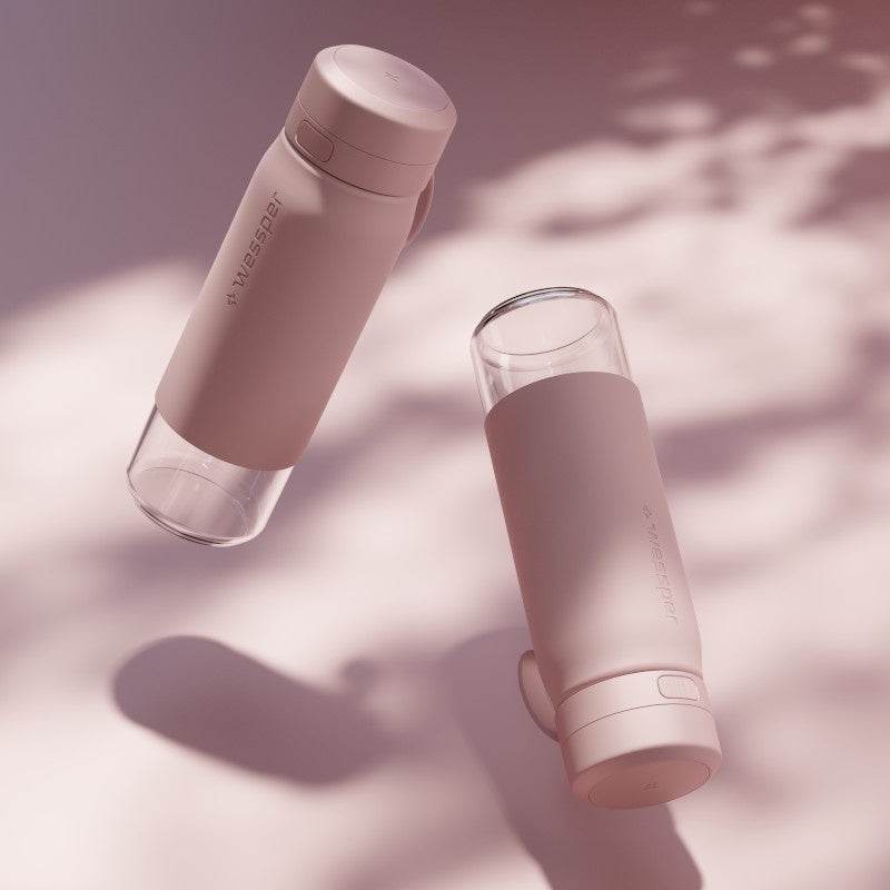 Wessper B2 GLASS Actitex™ 700 ml – szklana butelka filtrująca, redukuje chlor, szczelna, z licznikiem filtra, różowa