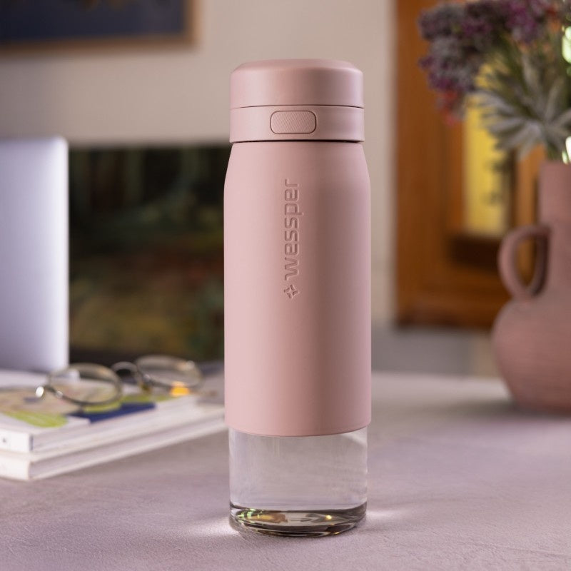 Wessper B2 GLASS Actitex™ 700 ml – szklana butelka filtrująca, redukuje chlor, szczelna, z licznikiem filtra, różowa