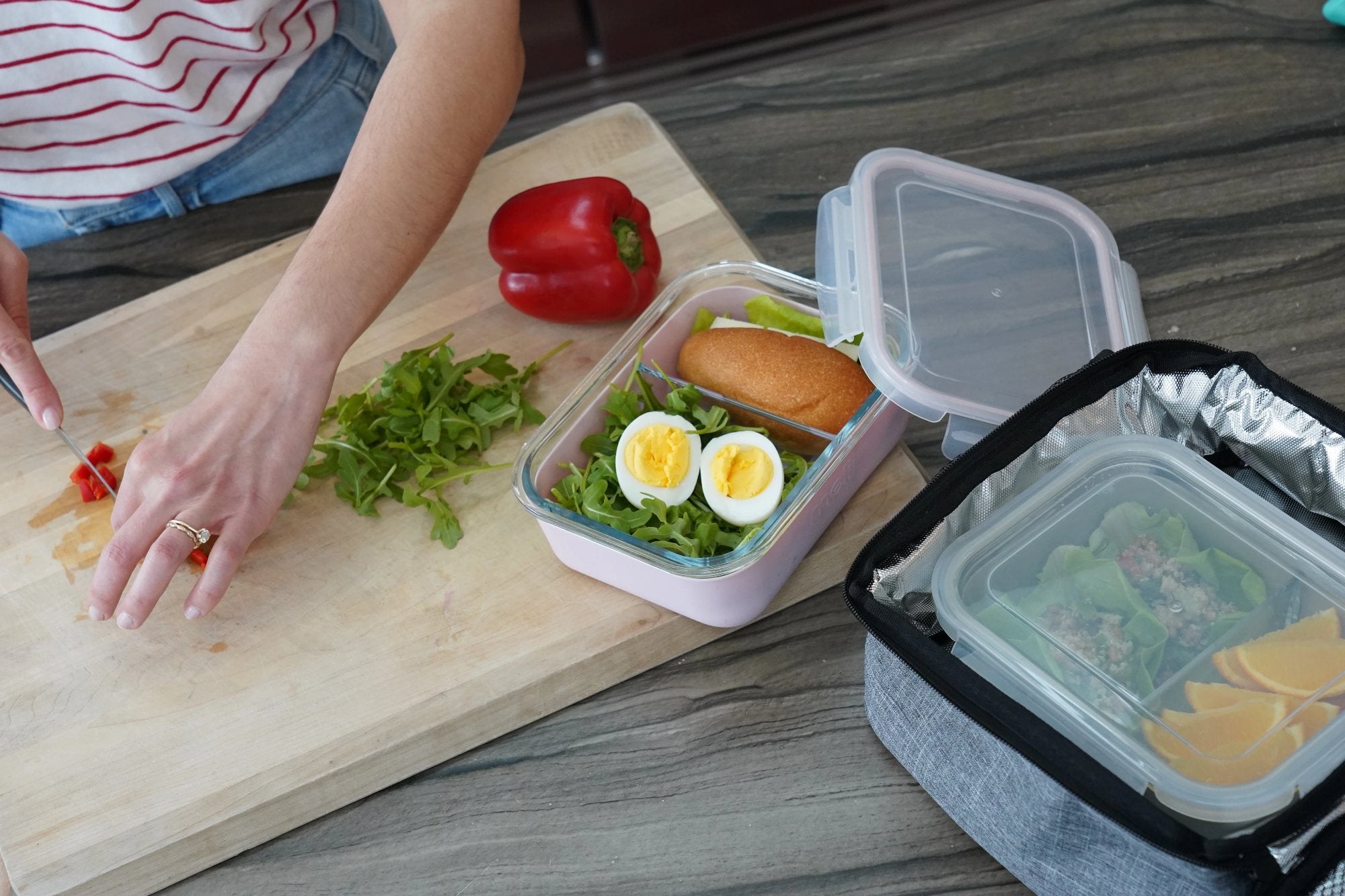 Szklany lunchbox z silikonową osłonką Melii - wytrzymały, 100% szczelny, z przegródką, bezpieczny dla zdrowia, wykonany ze szkła borokrzemowego, idealny do pracy i szkoły, kolor: różowy