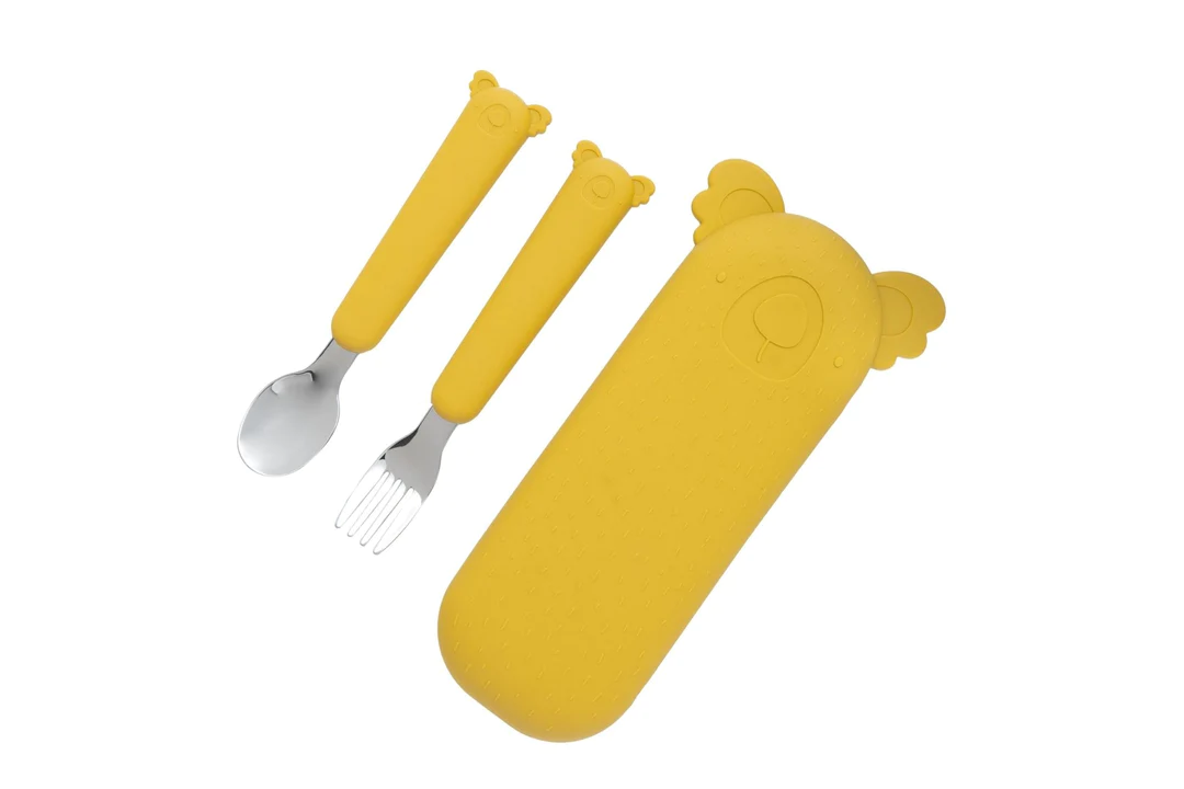 Kolorowy zestaw sztućców The Cotton Cloud ze stali nierdzewnej z silikonowym etui – idealny do przedszkola, szkoły i na wycieczkę, wzór/kolor: koala/żółty