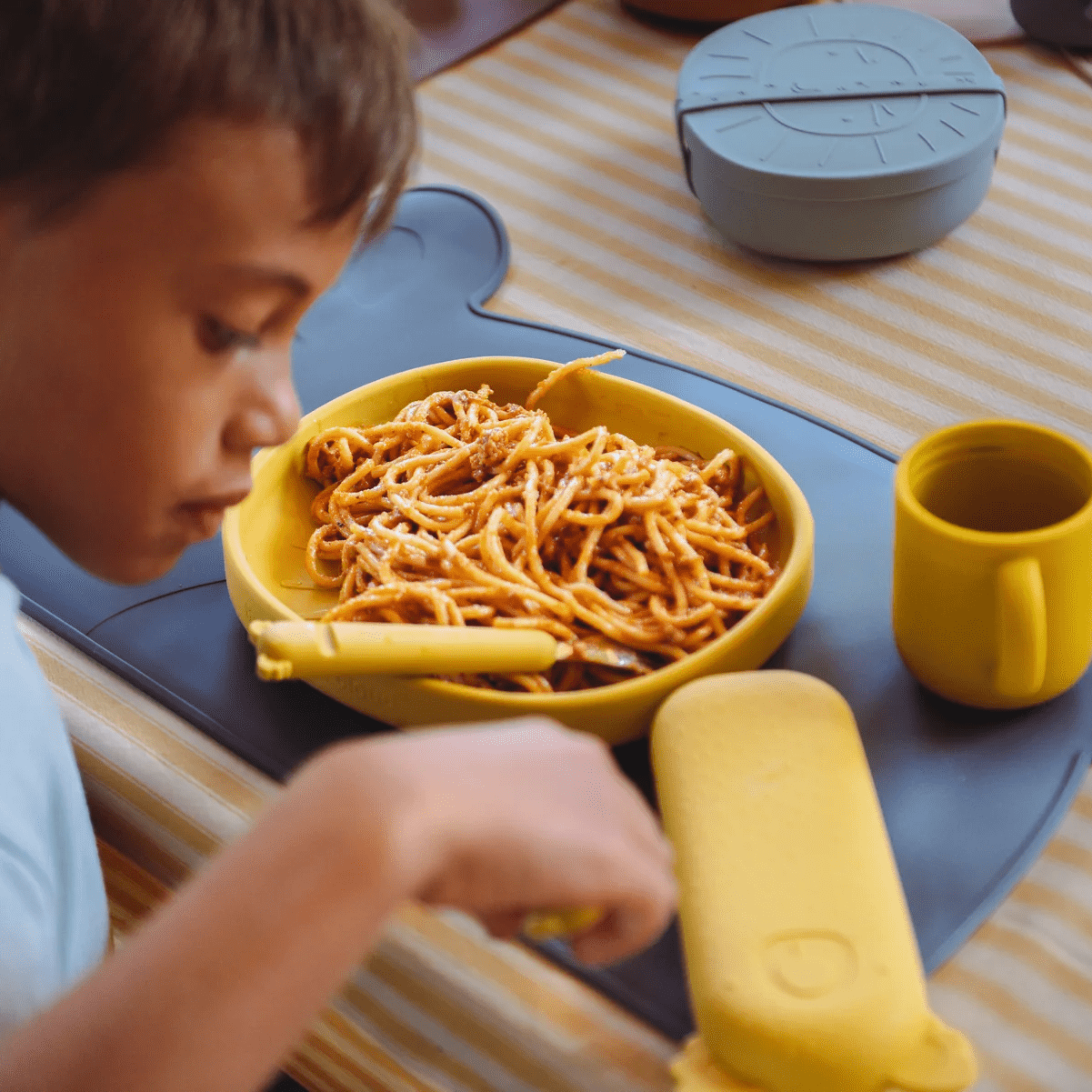 Kolorowy zestaw sztućców The Cotton Cloud ze stali nierdzewnej z silikonowym etui – idealny do przedszkola, szkoły i na wycieczkę, wzór/kolor: koala/żółty