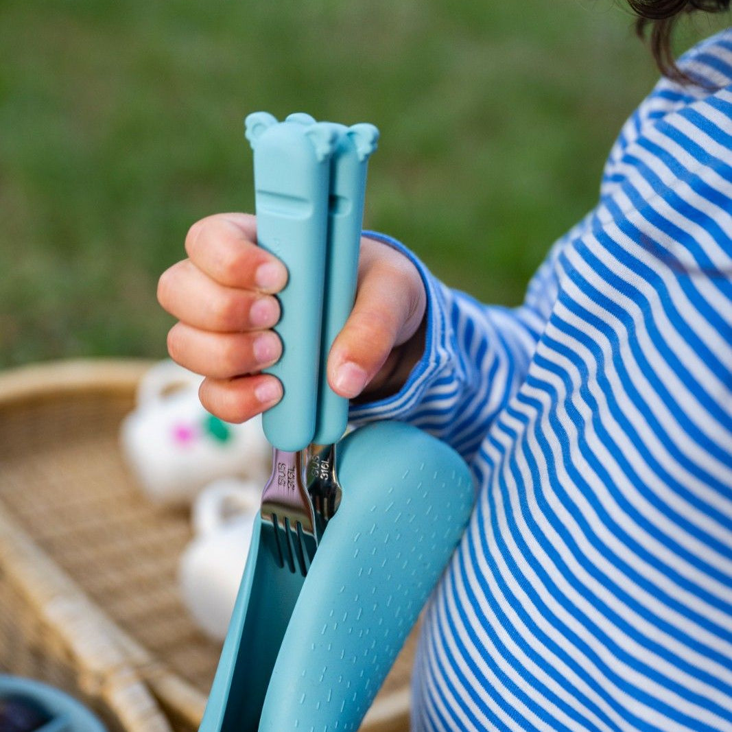 Kolorowy zestaw sztućców The Cotton Cloud ze stali nierdzewnej z silikonowym etui – idealny do przedszkola, szkoły i na wycieczkę, wzór/kolor: koala/zielony