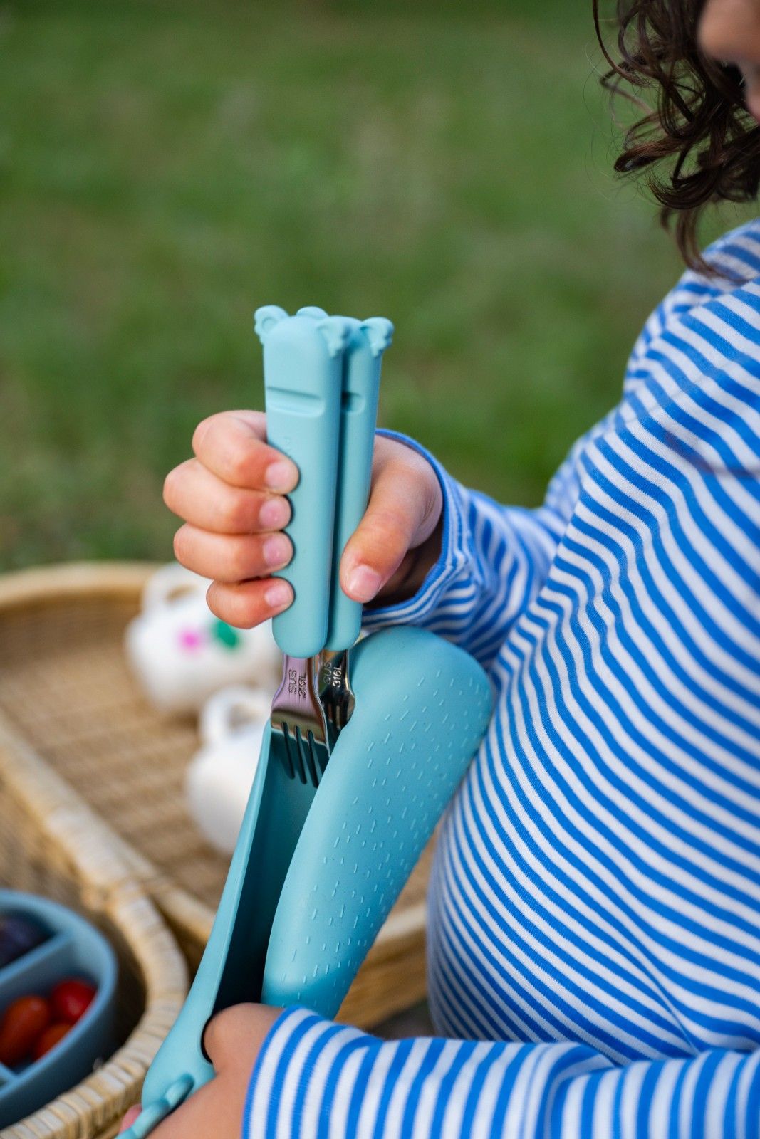 Kolorowy zestaw sztućców The Cotton Cloud ze stali nierdzewnej z silikonowym etui – idealny do przedszkola, szkoły i na wycieczkę, wzór/kolor: koala/zielony