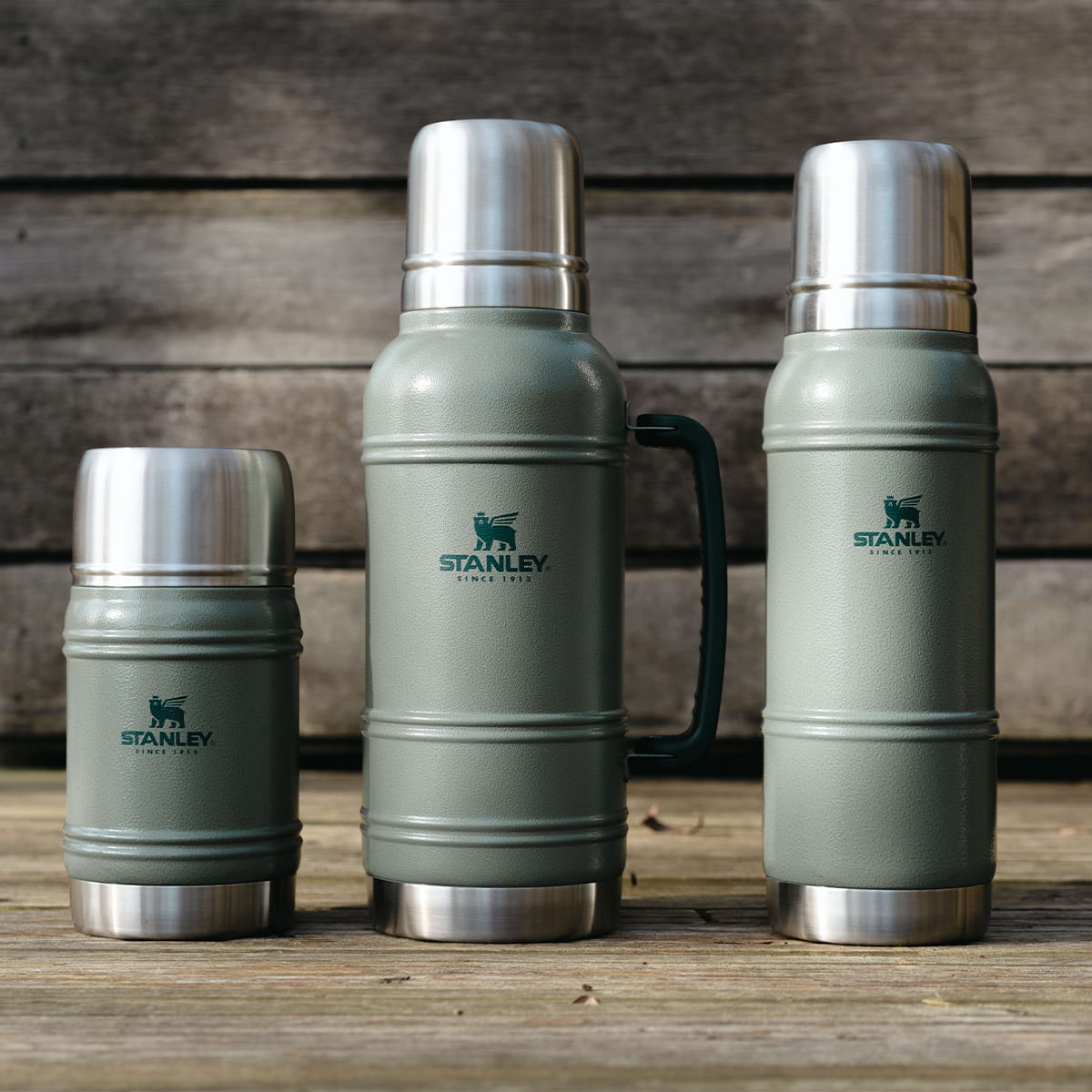 Zielony termos na kawę i herbatę STANLEY ARTISAN THERMOLOGY 4D™ Hammertone Green - stal nierdzewna, 1000 ml, ekstremalna izolacja, solidny i trwały, czysty smak bez plastiku, do napojów ciepłych i zimnych