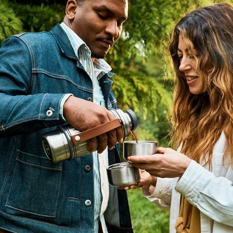 BLACK+BLUM Explorer Flask Duo termos 1 L – 24h ciepła/chłodu, 100% szczelny, 2 stalowe kubki, wytrzymały, do zmywarki.